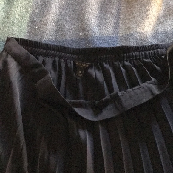 Banana Republic pleated skirt. Party Ready!!! - Picture 5 of 7